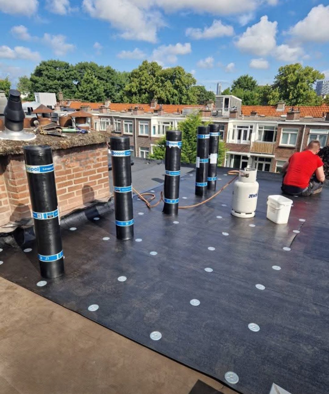 Nieuwe bitumineuze dakbedekking op een plat dak