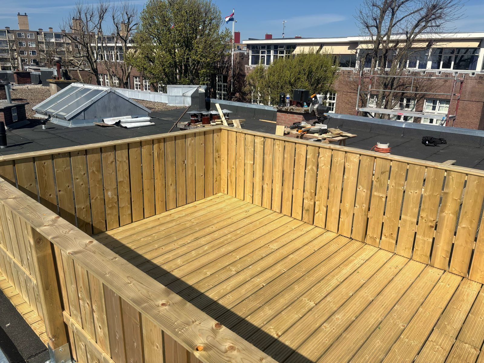 Dakterras met houten vlonder en balustrade