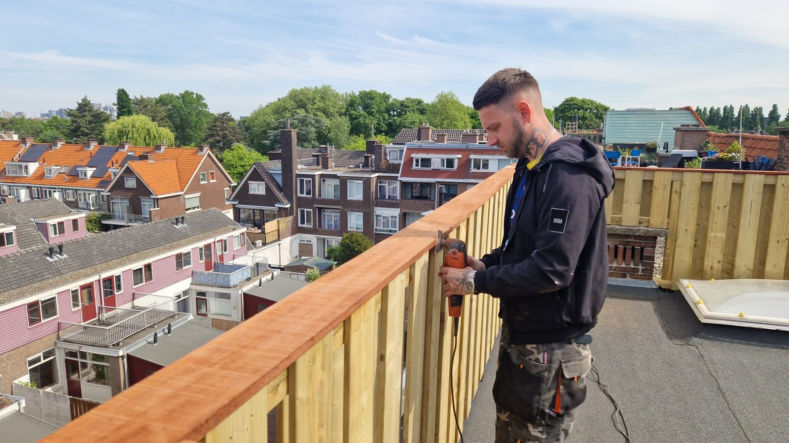Dakterras met uitzicht over de stad