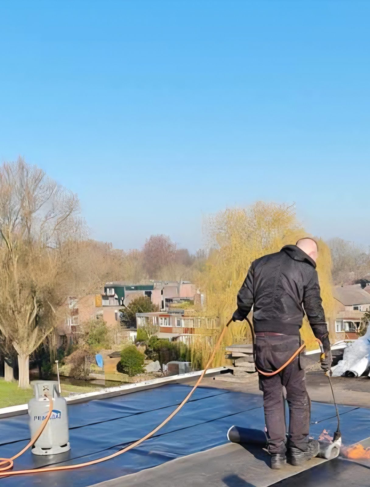 Dakdekker herstelt een lekkage op een plat dak