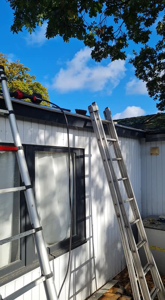 Ladders bij werkzaamheden aan de dakrand van een woning